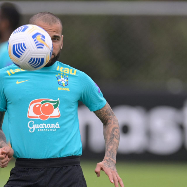 Dani Alves neće igrati europske utakmice za Barcelonu
