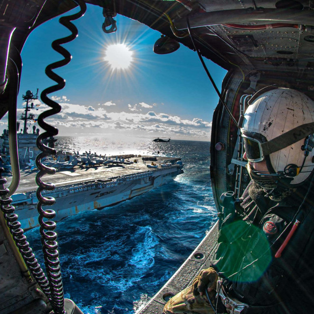 USS Harry S. Truman snimljen iz helikoptera
