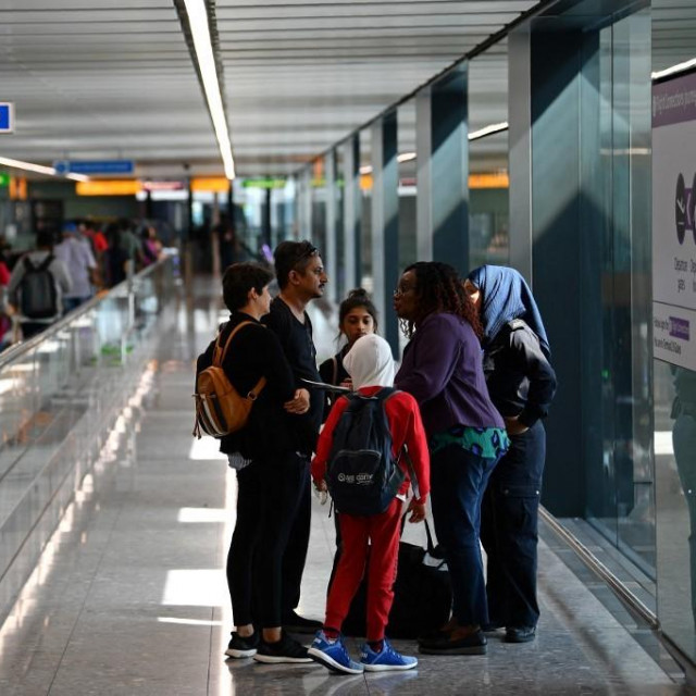Obitelj iz Indije na aerodromu Heathrow; ilustracija
