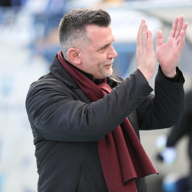 Navijači su Zekiću skandirali: ”Reci Zeka, samo reci, letit ćemo kao meci. Dupla premija, dupla premija!”
