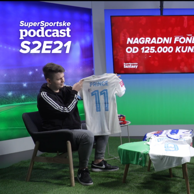 Dominik pokazuje dres
