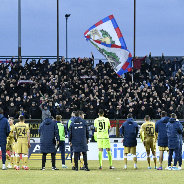 Navijači su na tribinama jedni do drugih, bez maski...
