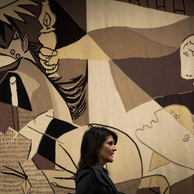 Bivša američka ambasadorica u UN-u Nikki Haley fotografirana je 2018. godine dok je prolazila pored tapiserije ”Guernice”
