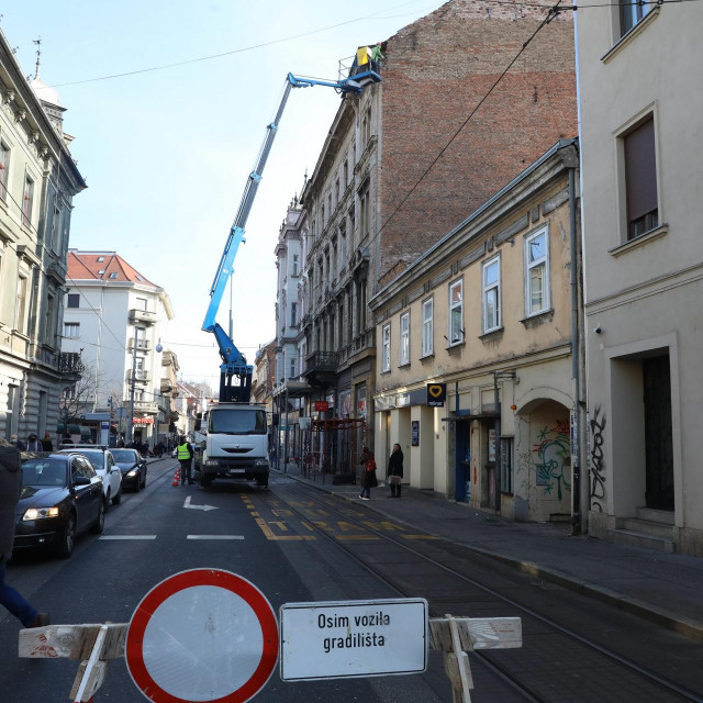 Radnici uklanjaju dio fasade sa zgrade u Ilici 73
