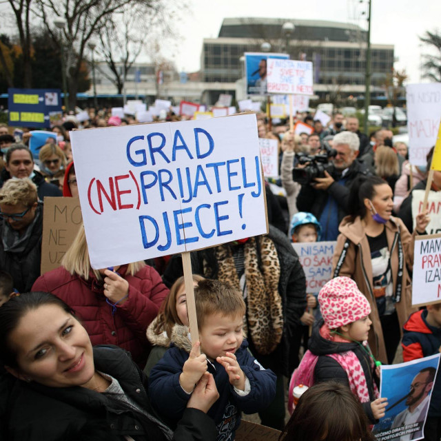 Prosvjed roditelja-odgojitelja ispred Gradskog poglavarstva
