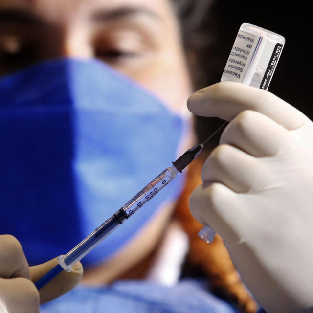 Pripremanje booster doze AstraZenecinog cjeiva; ilustracija
