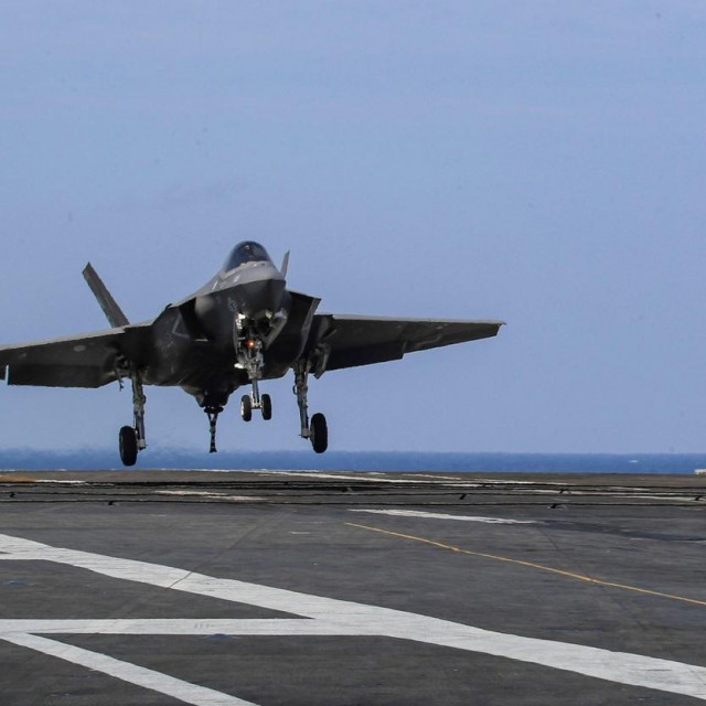 Ilustracija, F-35C Lightning II pri slijetanju na nosač aviona