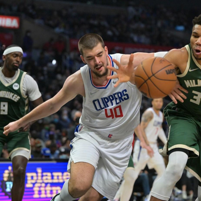 Ivica Zubac i Giannis Antetokounmpo