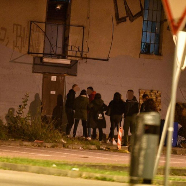 Mladi ulaze u noćni klub Paromlin, arhivska fotografija
