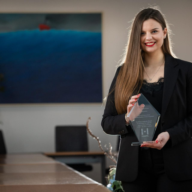 Julija Božan, dobitnica je prve nagrade Hanfe za najbolje studentske znanstvene i stručne radove za 2021. godinu
