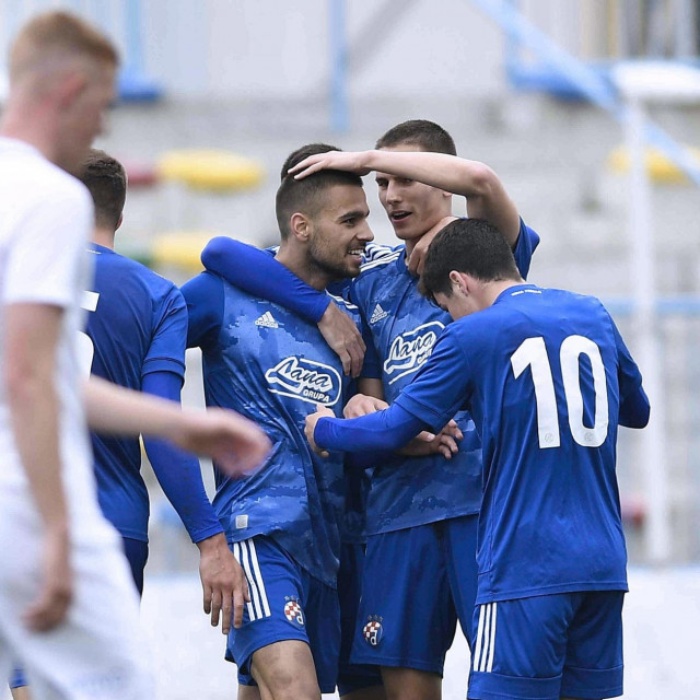 Stefan Milić slavi sa suigračima na utamici Dinamo II - Osijek II
