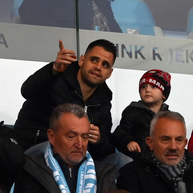 Franko Andrijašević s djetetom na utakmici Rijeke i Lokomotive
