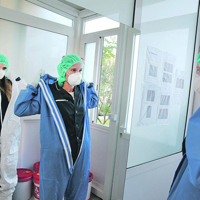 Odjel na infektologiji bolnice Križine u Splitu. Medicinske sestre pokazuju postupak ponašanja od ulaza do izlaza sa odjela

