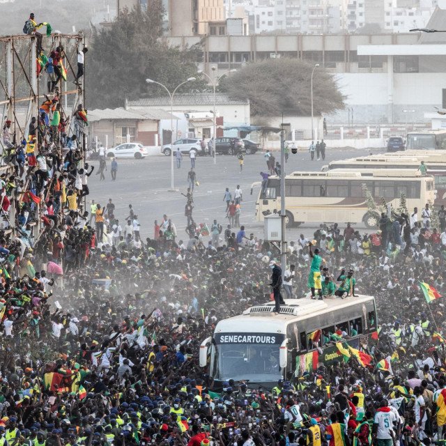 Senegalci su u Dakar stizali autobusima, motorima, čak i na biciklima
