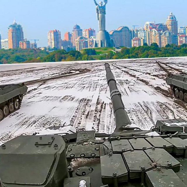 Ilustracija: ruski tenkovi i panorama Kijeva
