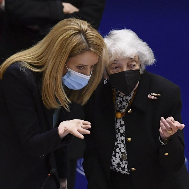 Roberta Metsola, predsjednica Europskog parlamenta razgovara s Margot Friedlander koja je preživjela holokaust
