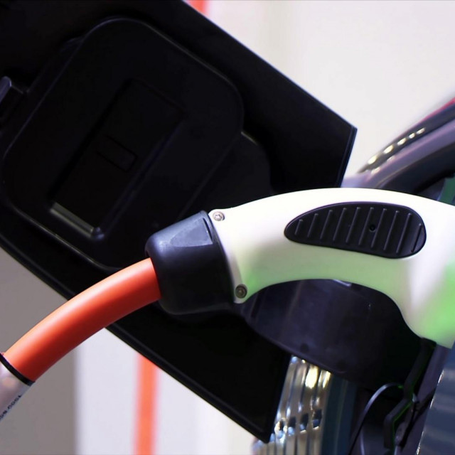 Punjač za automobil koji pokreće struja
