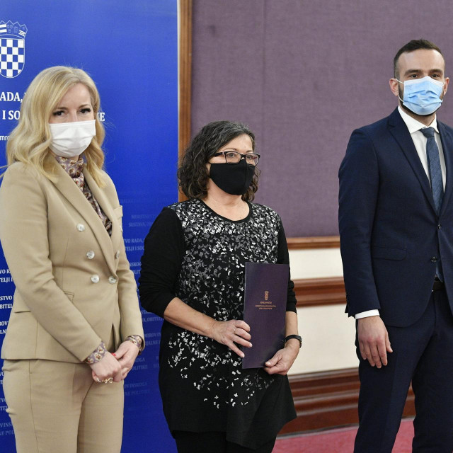 Josip Aladrović uručio ugovore
