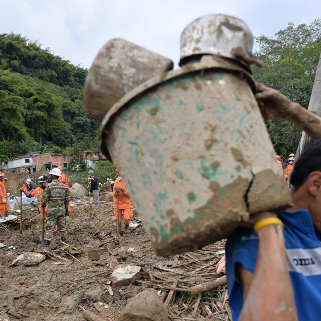 Vojska i službe spašavanju pomažu mještanima u pronalasku njihovih bližnjih
