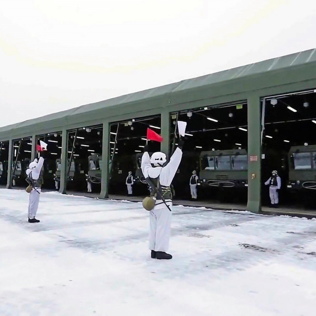 Krizu je izazvala Rusija gomilanjem trupa uz ukrajinsku granicu prvo s ruske strane, gdje je više od 100.000 vojnika, a zatim i s bjelaruske, gdje je najmanje 30.000 vojnika – čime je Ukrajina dovedena u izuzetno tešku vojnu situaciju
