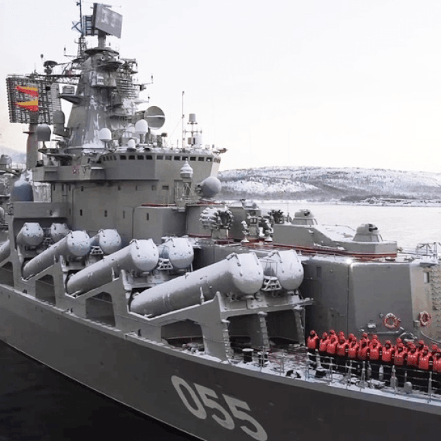 Ruska raketna krstarica ”Maršal Ustinov”, ruski raketni sustavi S-400 u Bjelorusiji, ruske trupe pokraj granice s Ukrajinom, prizor ruskih vježbi iz Japanskog mora i ruski tenkovi
