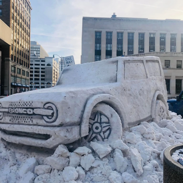 Ford Bronco skulptura od snijega
