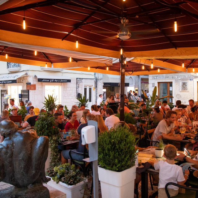 Jedna od mnogobrojnih terasa u Splitu.
