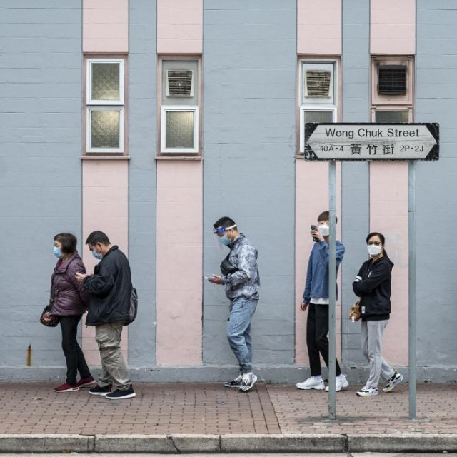 Građani Hong Konga čekaju u redu ispred centra za testiranje protiv koronavirusa
