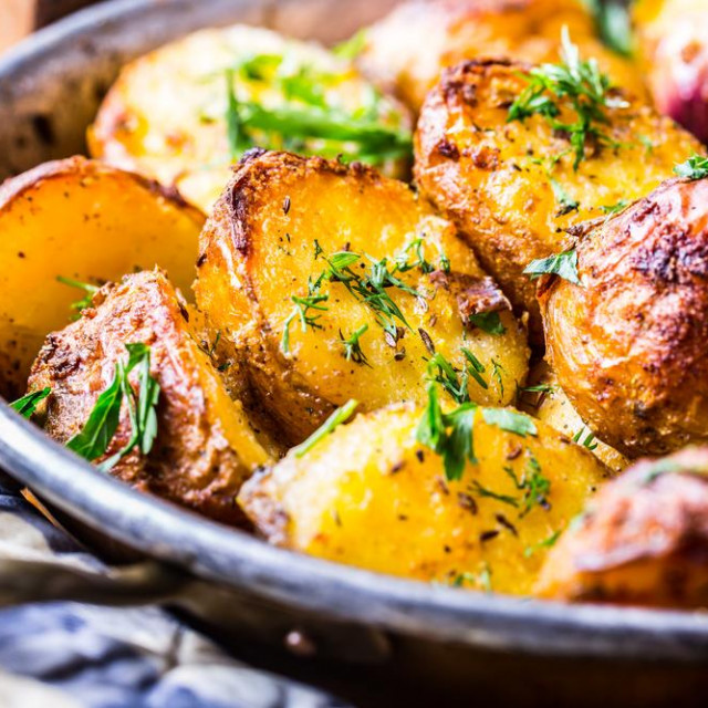 Ovo je recept koji će unijeti radost u vaš nedjeljni ručak, a neovisno o tome koje ćete meso ili povrće peći uz njega, ovaj će pečeni krumpir biti savršeni prilog.
