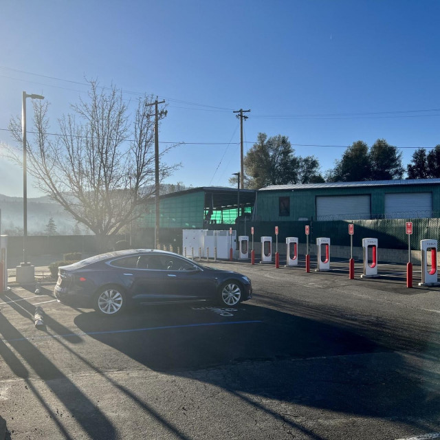 Teslina Supercharger stanica u Oakhurstu
