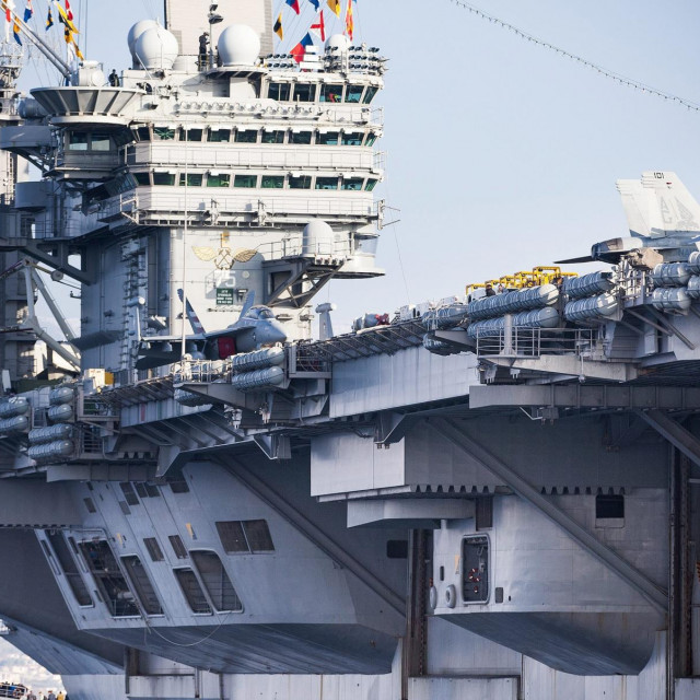 američki nosač aviona USS Harry S. Truman prilikom posjeta Splitu 2015. godine