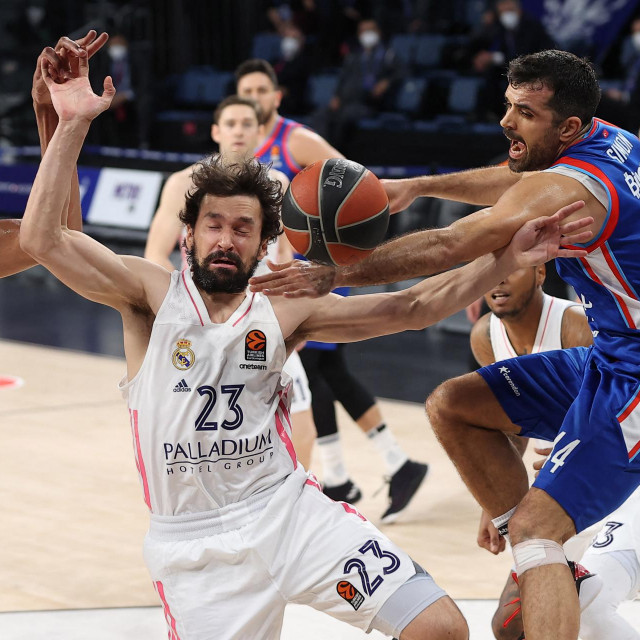 Krunoslav Simon (desno) snimljen na utakmici protiv Reala
