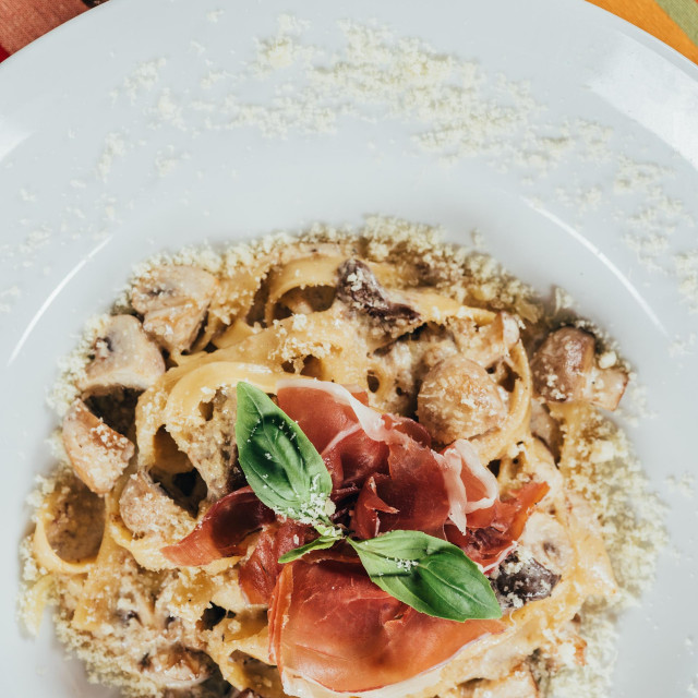 tjestenina s gljivama i pršutom
