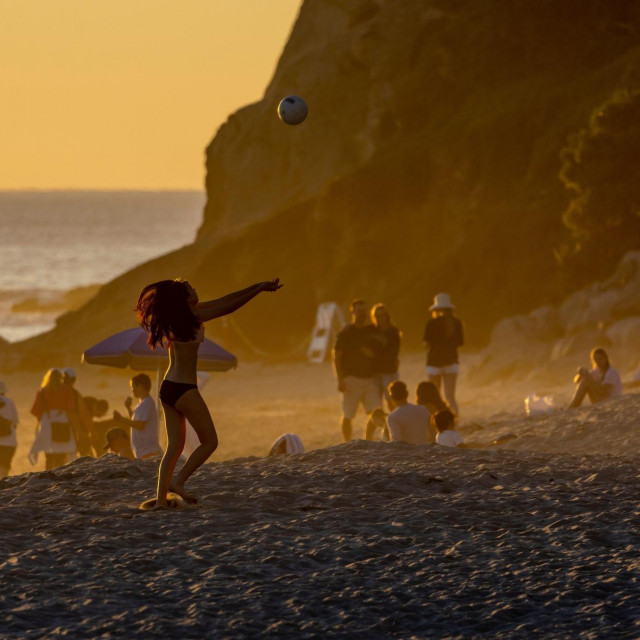 Sunce i toplina su na plažu privukle lokalce i turiste