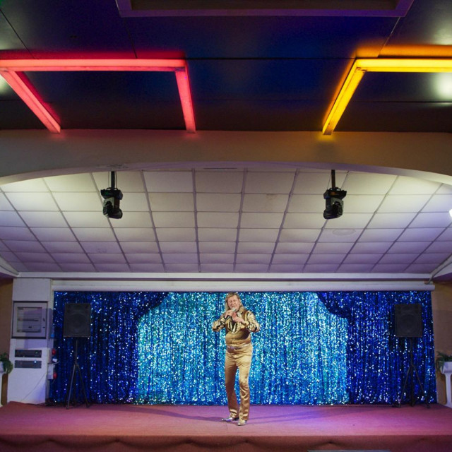 Činjenica da je bio seksi simbol Rickyu je izvor dodatne zarade: svoje starije obožavateljice uveseljava i kao žigolo
