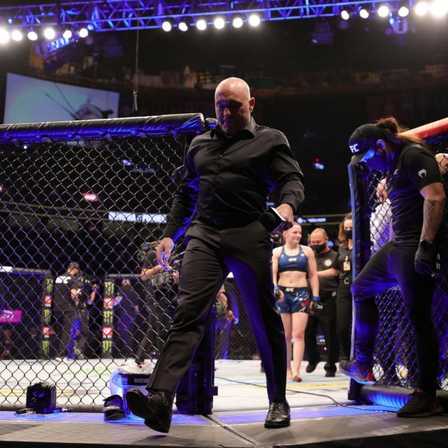 LAS VEGAS, NEVADA - DECEMBER 11: Joe Rogan exits the octagon following the women's flyweight fight between Miranda Maverick and Erin Blanchfield during the UFC 269 event at T-Mobile Arena on December 11, 2021 in Las Vegas, Nevada. Carmen Mandato,Image: 647506071, License: Rights-managed, Restrictions:, Model Release: no, Credit line: Carmen Mandato/Getty images/Profimedia