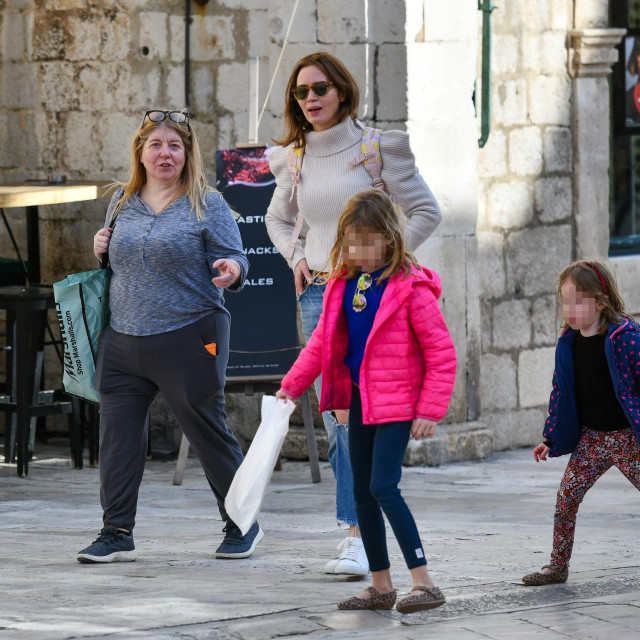 Glumica Emily Blunt s djecom na Stradunu

