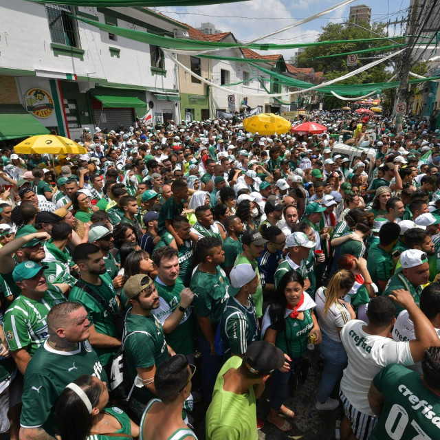 Navijači Palmeirasa pratili su utakmicu pred stadionom i po gradskom ulicama u Sao Paulu