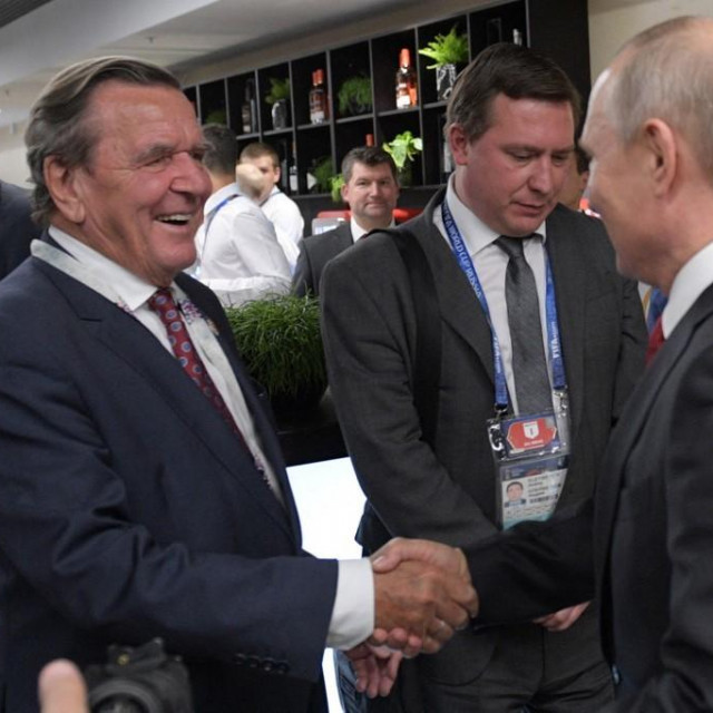 Gerhard Schröder i Vladimir Putin (2018.)
