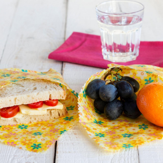 Može se koristiti za umatanje kruha, sendviča, voća ili povrća
