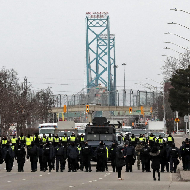 Policija ispred Ambassador mosta
