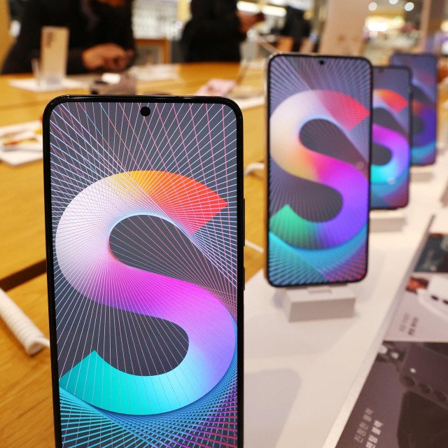 Nove serije Samsungovih pametnih telefona izloženi u Seulu, veljača, 2022. 
