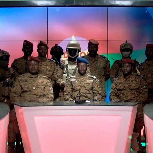 Pripadnici vojne hunte objavljuju da su izveli puč na državnoj televiziji u Burkini Faso

