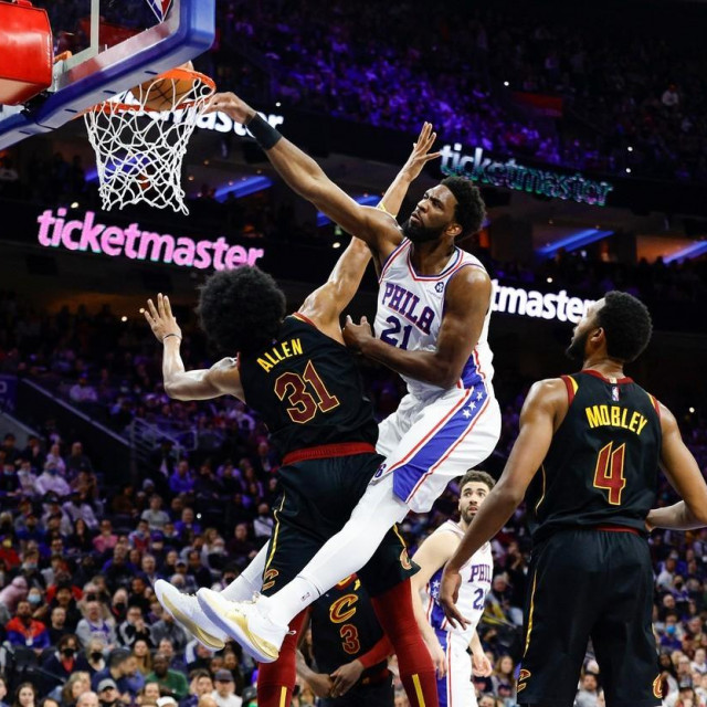 Joel Embiid zakucava preko Jarrett Allena
