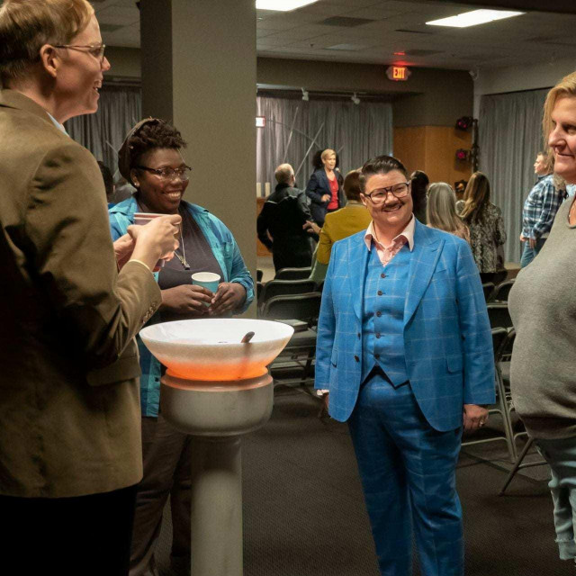 Sam se nakon silnih desetljeća prvi put sama nađe u rodnom gradu iz kojeg je pobjegla davno. Nema muža ni djece, radi dosadni posao koji mrzi (ispravlja testove državne mature). Ako je u mladosti odlično pjevala i bila darovita plivačica, od toga nije proizišlo ništa. 
