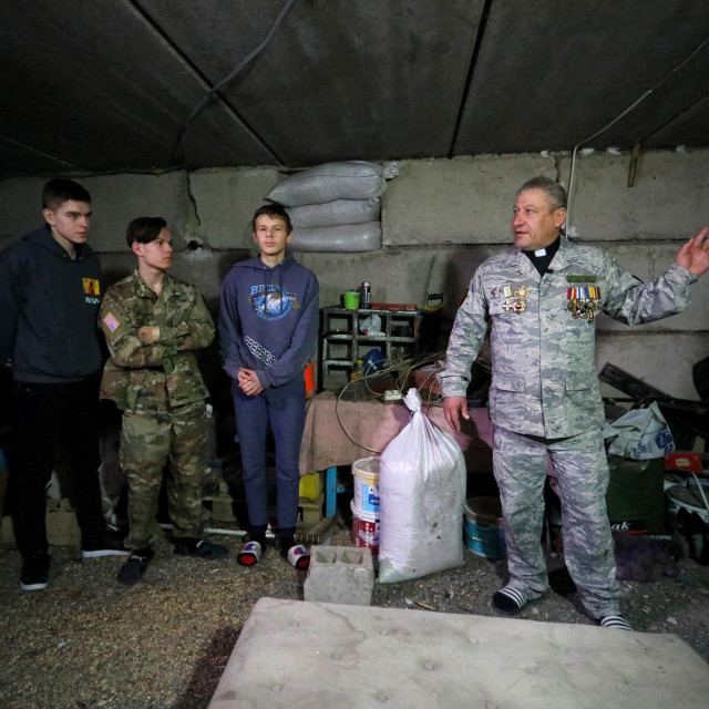 Tinejdžere utvrđivanju podruma podučavaju mjesni pastori
