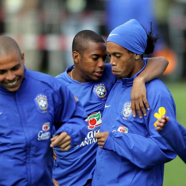 Robinho (drugi s lijeva)
