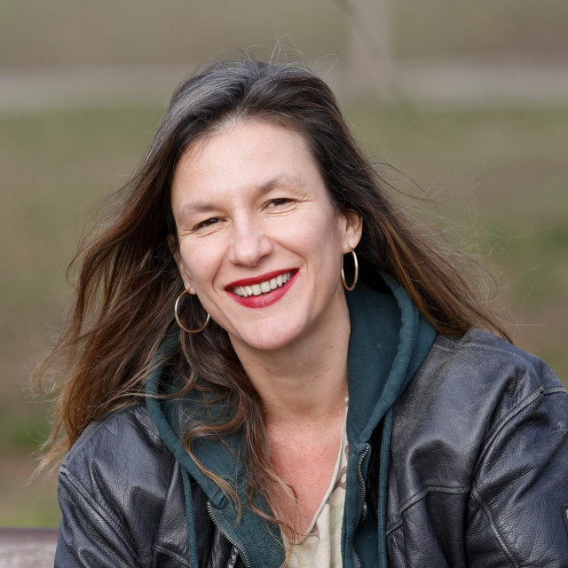 Milena Marković je šesta žena s NIN-ovom nagradom, od 68 dobitnika. Knjiga ”Deca” žanrovski je hibrid poeme i romana u stihovima, furiozno, ingeniozno sagrađenog teksta bez ijednoga interpunkcijskoga znaka, osim – točke. Na kraju. Poemom dominiraju djeca, koja se pojavljuju u svojem doslovnom i metaforičkom obliku.
