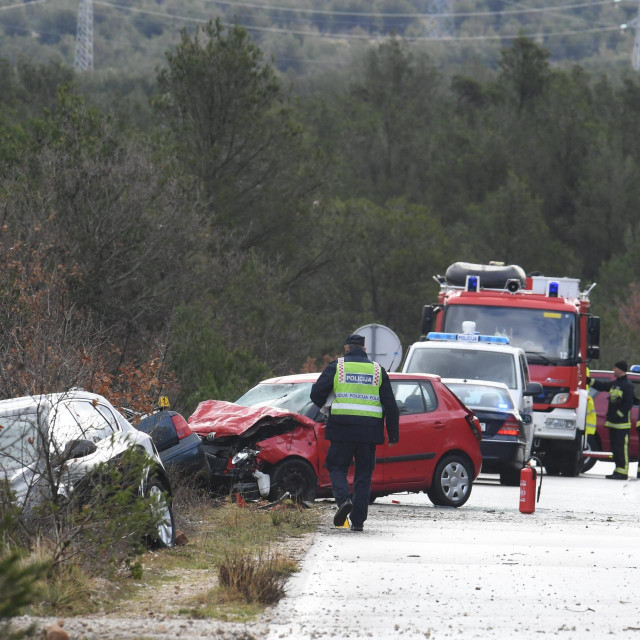 Očevid na mjestu teške prometne nesreće sa dvoje smrtno stradalih na cesti Dubrava - Podi.
