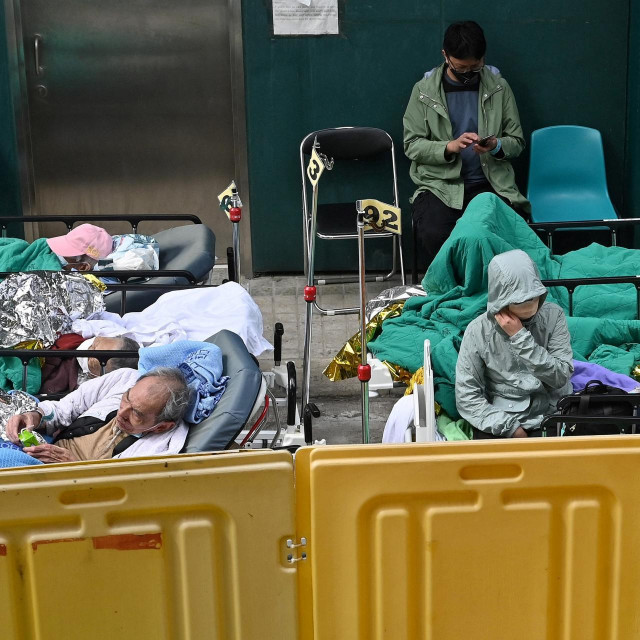 Bolnice su krevete morale postaviti i na parkirališta
